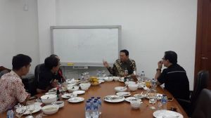 Makan siang bersama Ahok. Membicarakan Jakarta tanpa terekam.