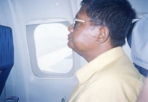 Papa, pertama naik pesawat. Menuju Jakarta, 2003.