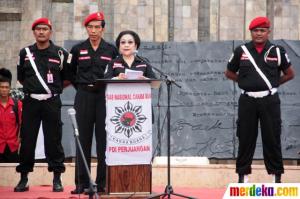 Jokowi saat mendampingi Mega di Apel Hari Pancasila. Petugas partai. (Foto: Merdeka.com)