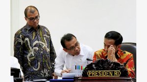 Presiden Joko Widodo berbincang dengan Menteri Sekretaris Negara Pratikno (tengah) dan Sekretaris Kabinet Andi Widjajanto (kiri). Kawan bicara di Ring 1. Foto Kompas, Wisnu Widiantoro.
