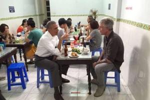Obama bersama Bourdain di Hanoi. Nongkrong ala penikmat perjalanan.