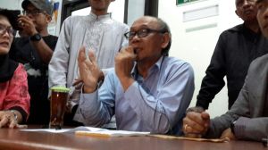 dr.Toniman Koeswadjaja Direktur RSIA Mutiara Bunda Ciledug. Klarifikasi vaksin palsu.